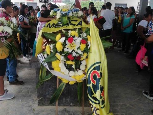 Con banderas del América despiden a carnicero asesinado en Acayucan