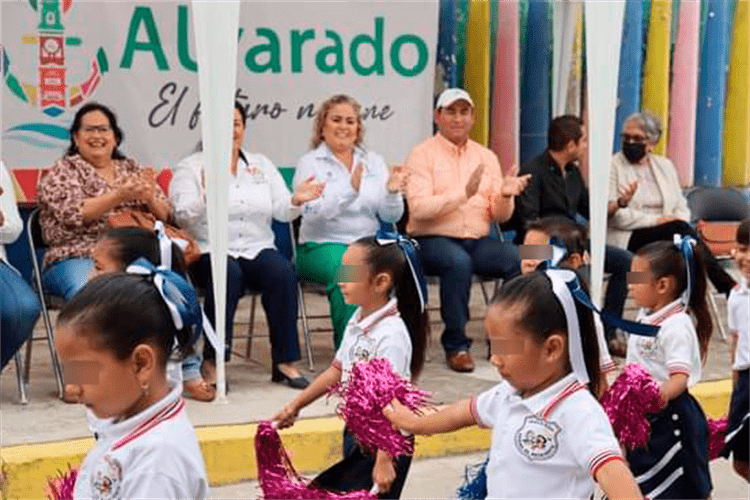 Jardines de niños participan en desfile revolucionario en Alvarado