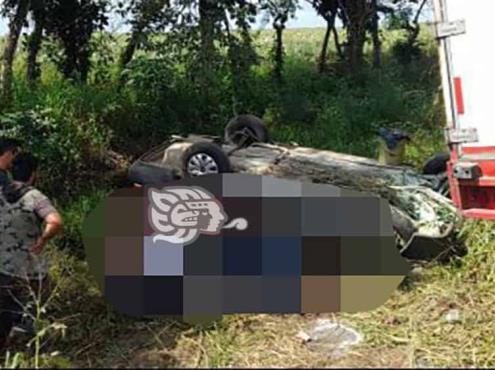 Mueren dos pasajeros en choque de taxi contra camión en Isla