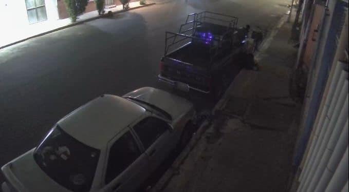 Captan a ladrones robando batería de una camioneta en Veracruz