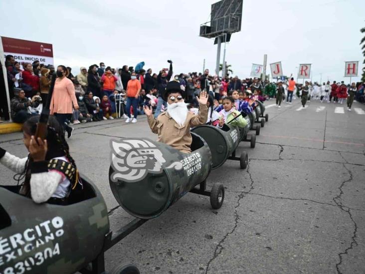 Más de 6 mil personas participan en desfile de Tuxpan