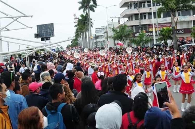 Más de 6 mil personas participan en desfile de Tuxpan
