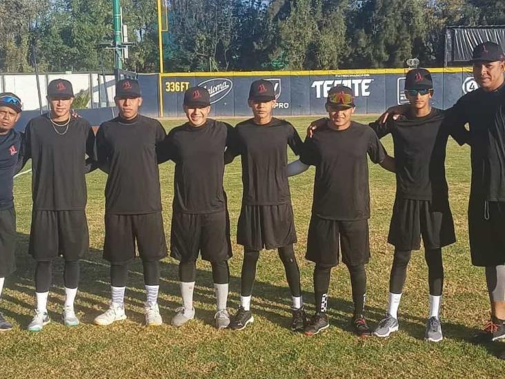 Jóvenes peloteros entrenan con los Bravos de León de la LMB