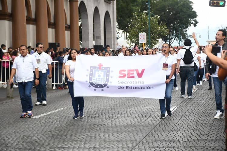 Reclaman maestros aumento salarial a Gobernador durante desfile en Xalapa