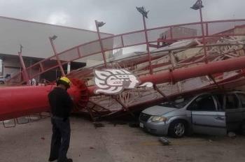 Cae espectacular de Soriana Mercado encima de dos carros, en el sur de Veracruz
