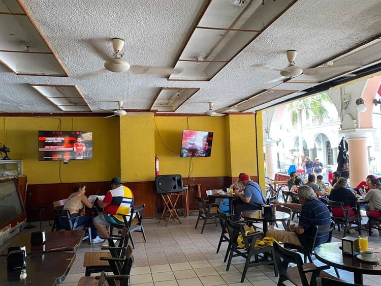 Baja afluencia de aficionados al fútbol en restaurantes del centro y los portales de Veracruz