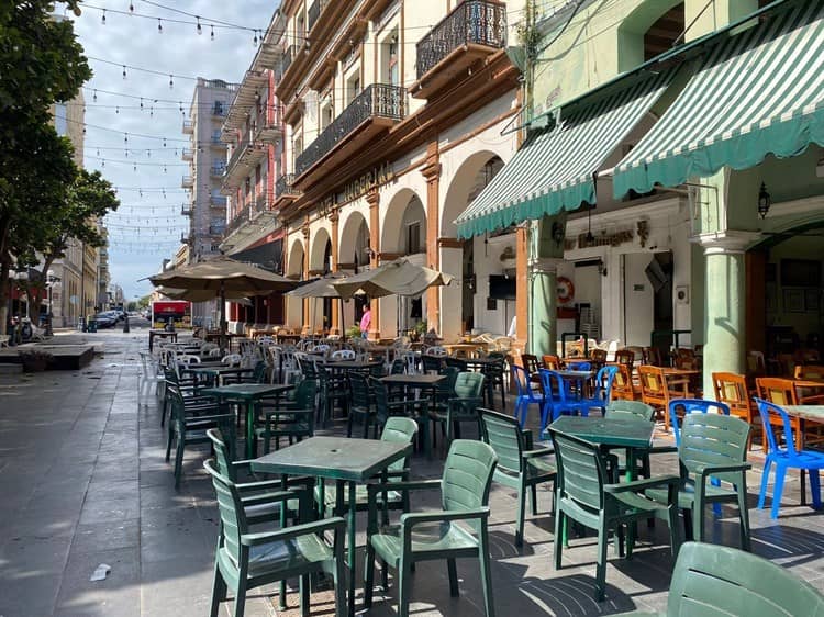 Baja afluencia de aficionados al fútbol en restaurantes del centro y los portales de Veracruz