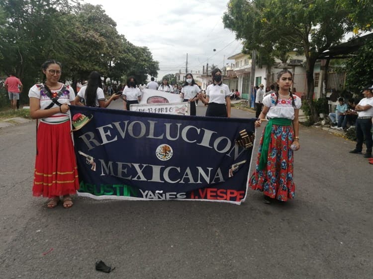 Realizan desfile en conmemoración a la Revolución Mexicana en Cardel