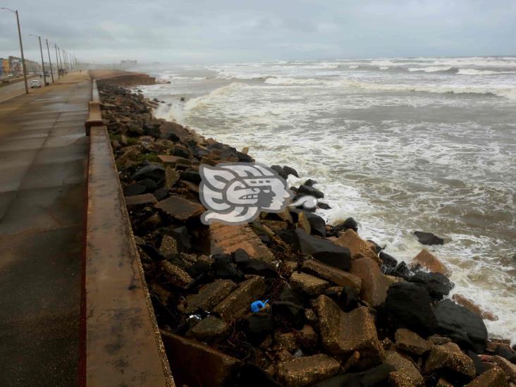 Frentes fríos destruyen muro de contención del malecón de Coatzacoalcos