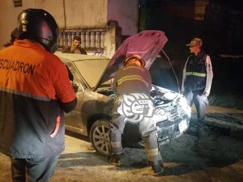 Bomberos y PC de Coatepec evitan incendio de auto