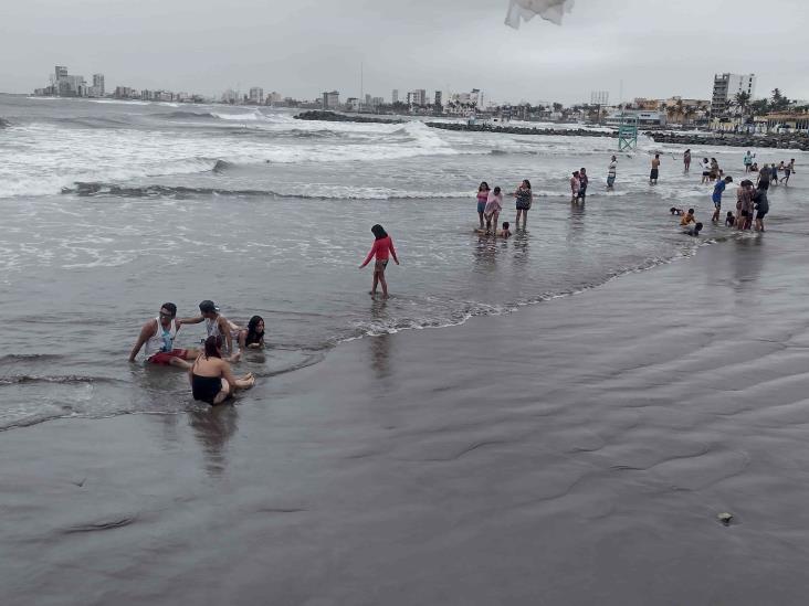 Turistas disfrutaron del mar pese al ambiente nublado en Veracruz (+Video)