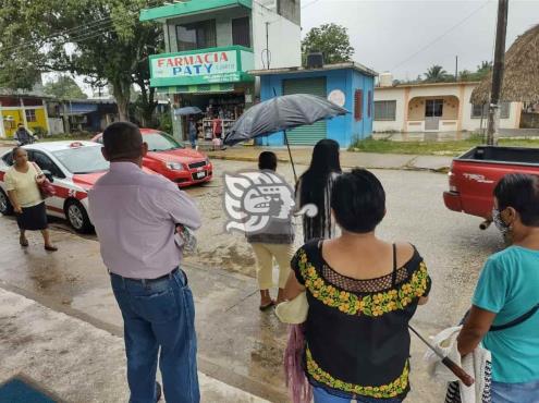 En Villa Cuichapa, huyen taxistas  de zonas con caminos en malas condiciones; niegan servicio