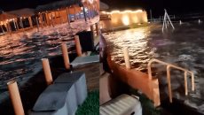 Sorprende marejada en Playa de Chachalacas; causa daños a restauranteros