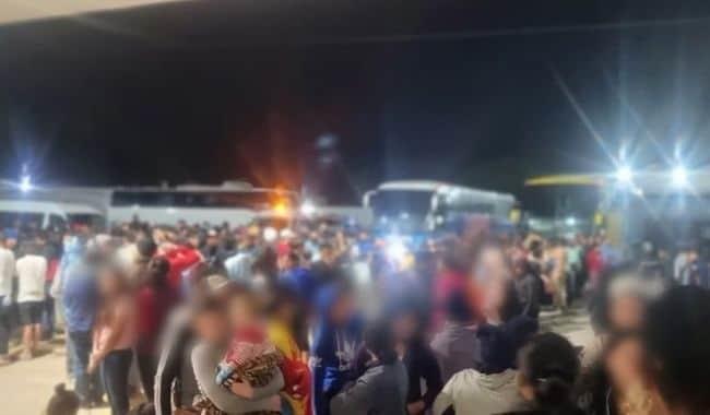 Localizan a más de 300 migrantes a bordo de cuatro autobuses en Moloacán