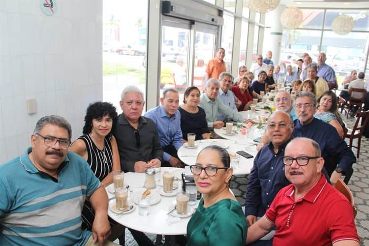 Médicos realizan convivio de celebración por el 43 aniversario de egresados