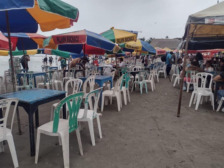 Turistas disfrutaron del mar pese al ambiente nublado en Veracruz (+Video)