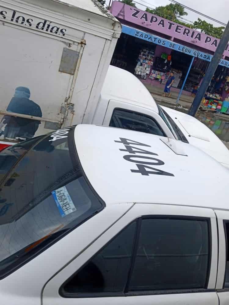 Camioneta y taxi chocan en avenida de Coatzacoalcos