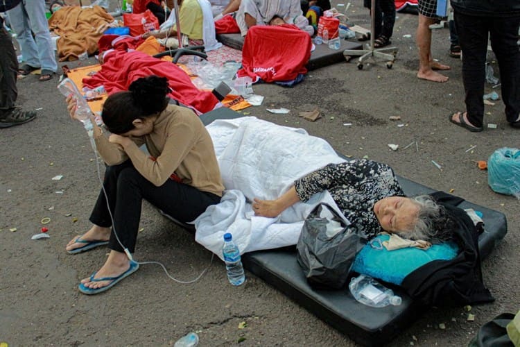 Sismo en Indonesia deja al menos 162 muertos; la mayoría niños