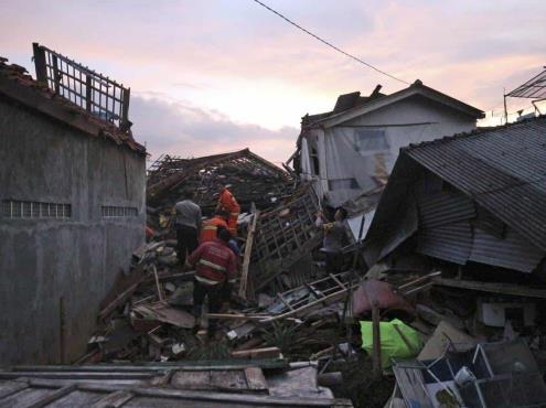 Tragedia en Indonesia; sismo deja al menos 162 muertos