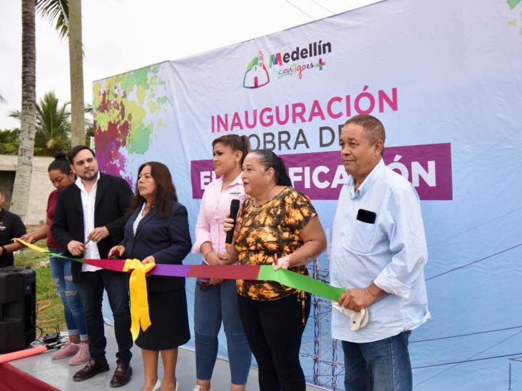 Ponen electricidad en comunidades de Medellín de Bravo