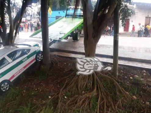 Taxi cayó en un arroyo de aguas negras en La Estanzuela