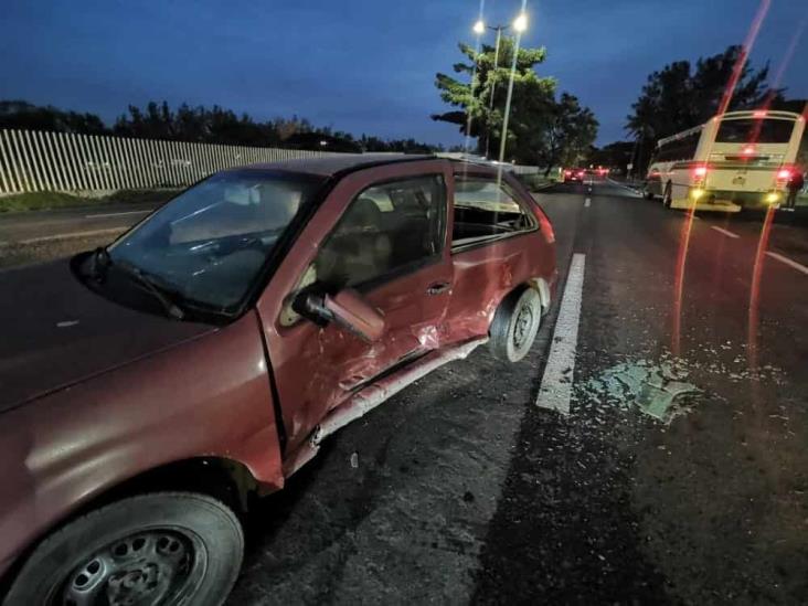 Auto impacta a camioneta al intentar dar vuelta sin precaución en la carretera Veracruz-Xalapa