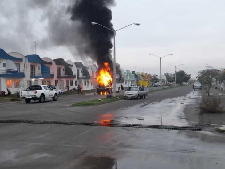 Se incendia camión de pasajeros en fraccionamiento Torrentes, en Veracruz