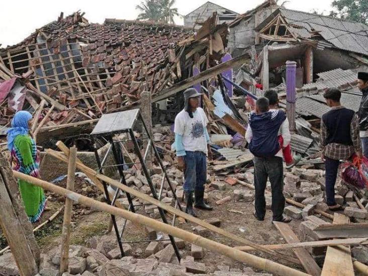 Suman 268 muertos tras sismo en Indonesia; continúan buscando a sobrevivientes