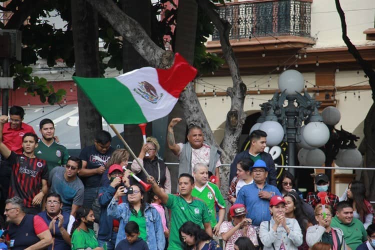 Veracruzanos se reúnen en el Zócalo para ver el partido de México y Polonia
