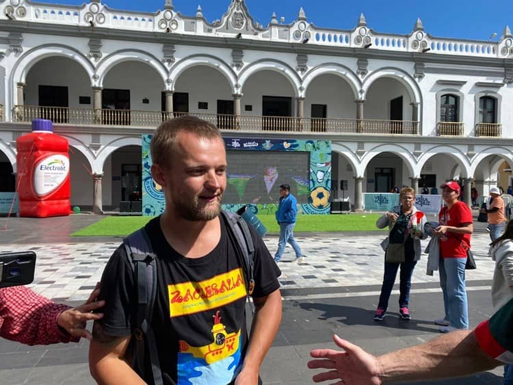 Polaco vive fiesta mundialista con cientos de jarochos en el Zócalo de Veracruz