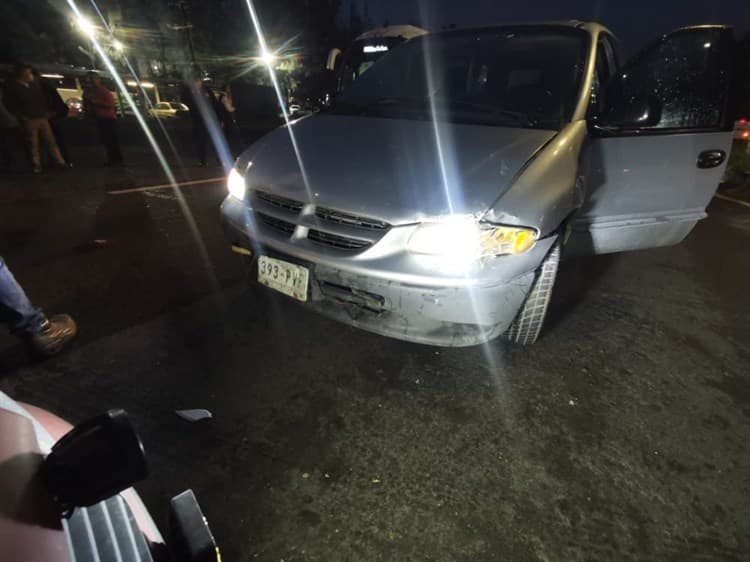 Auto impacta a camioneta al intentar dar vuelta sin precaución en la carretera Veracruz-Xalapa