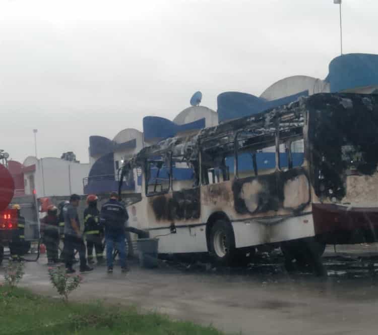 Se incendia camión de pasajeros en fraccionamiento Torrentes, en Veracruz