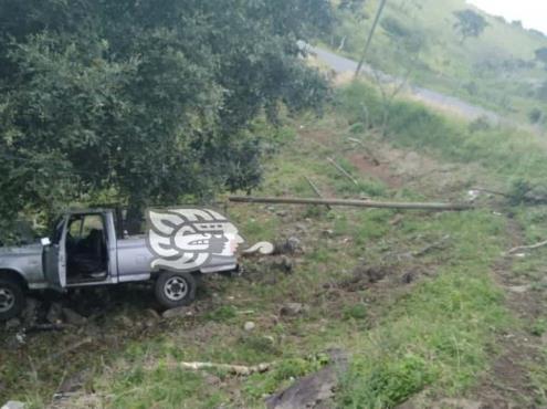 Conductor de camioneta choca contra poste y abandona su unidad, en Tepetlán