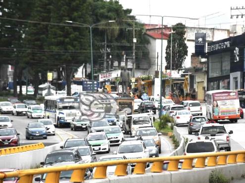 Taxistas de Xalapa, afectados por cierres viales; corridas se reducen hasta 50 %