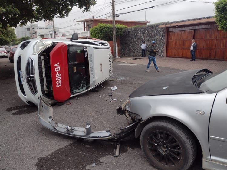 Vuelca taxista en calles del centro de Veracruz (+Video)