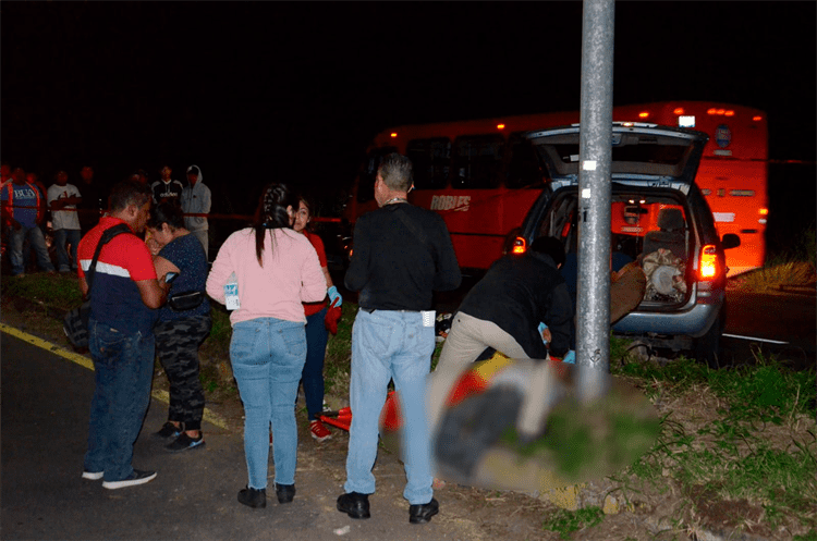 Padre e hijo derrapan sobre la carretera Boca del Río-Paso del Toro; uno perdió la vida
