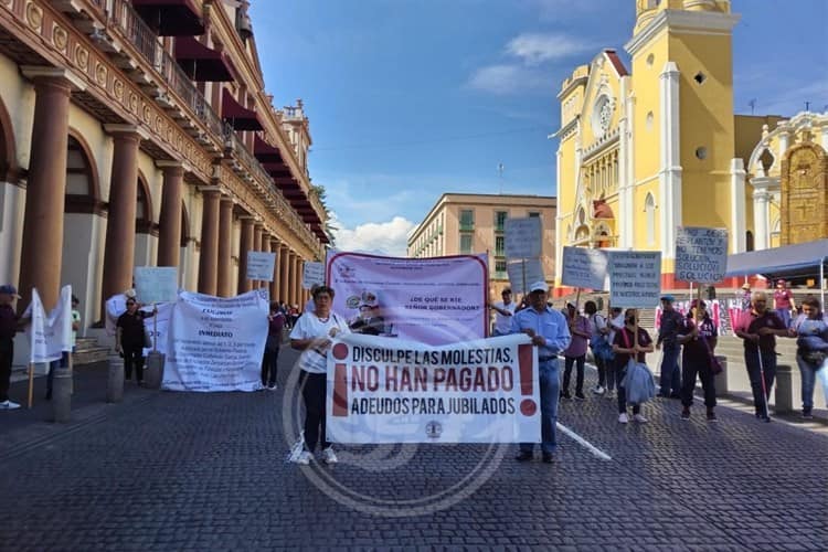 Tirados frente al Palacio de Gobierno; así protestaron jubilados para exigir pagos en Xalapa