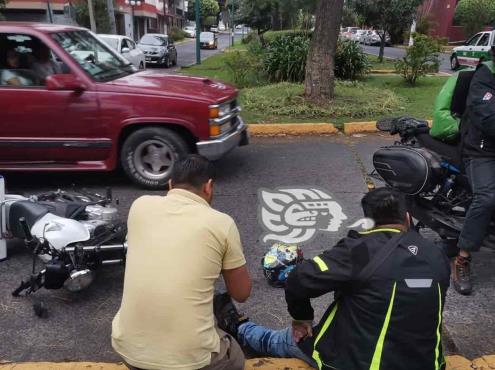 Motociclista, lesionado al chocar con un auto en avenida de Xalapa