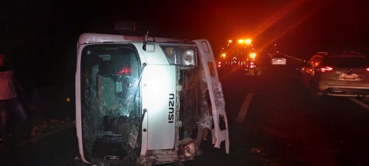 Vuelca camioneta de reparto sobre la autopista Veracruz-Cardel