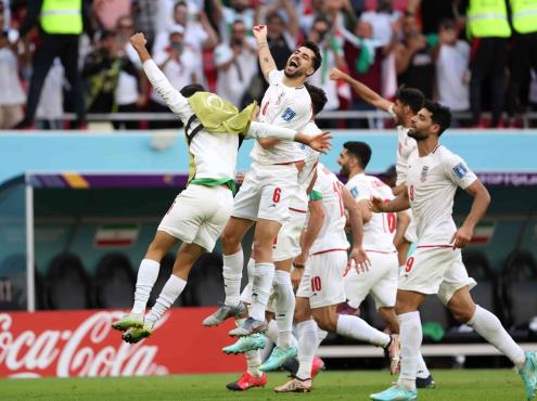 Resucita Irán y derrota a Gales con goles de último minuto