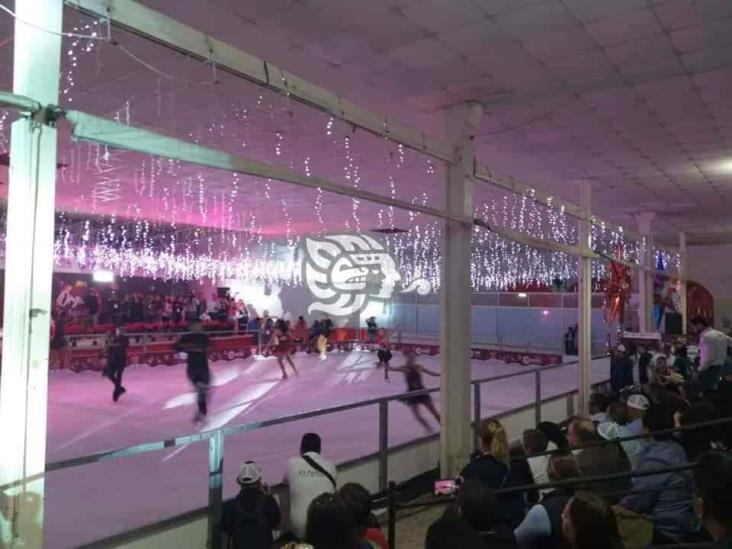 Inauguran pista de hielo de Coatepec; estará hasta el 8 de enero