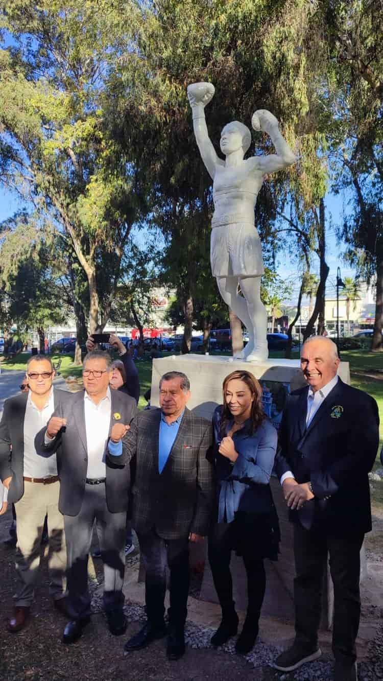 Develan estatua de campeona Jackie Nava