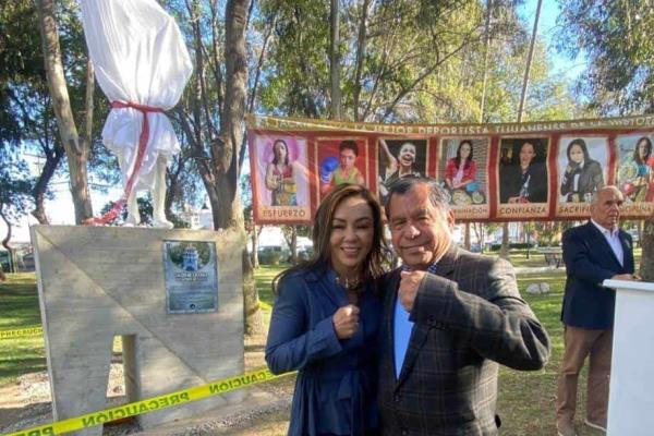 Develan estatua de campeona Jackie Nava