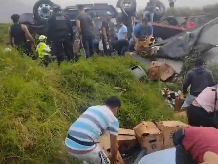 Se accidenta tráiler con cerveza en la autopista Puebla-Orizaba; rapiñeros se llevan la carga