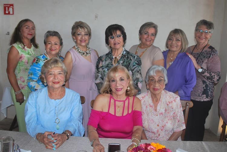 Rosy Valencia celebra un año más de vida con sus seres queridos