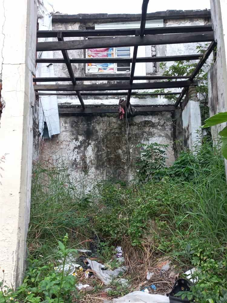 Afectan casas abandonadas y fugas de aguas negras en colonia de Boca del Río