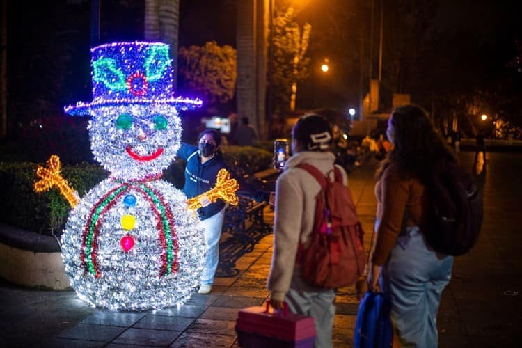 ¡Ya huele a Navidad! Instalan pino monumental en parque Juárez de Xalapa