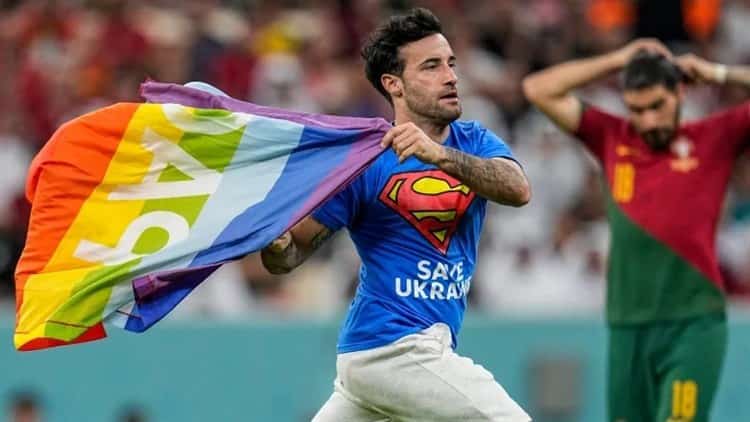 Bandera LGBT se hace presente en el Uruguay vs Portugal (+Video)