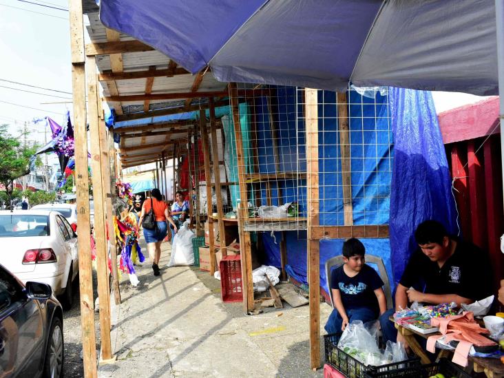 Locatarios del mercado Coatzacoalcos instalan puestos de productos navideños
