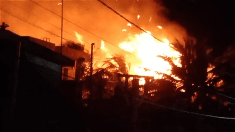 Fuerte incendio arrasa con hoteles en isla de Holbox, Quintana Roo